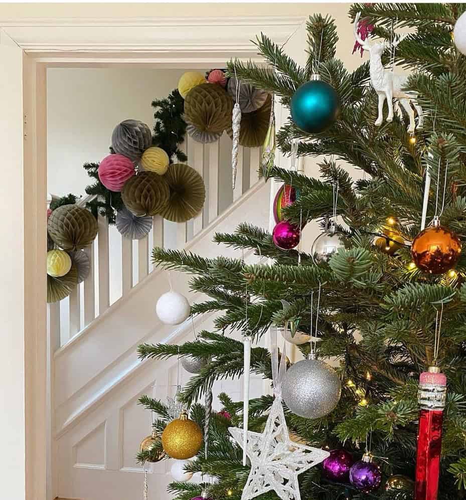 Tips To Decorate The Staircase For Christmas 8