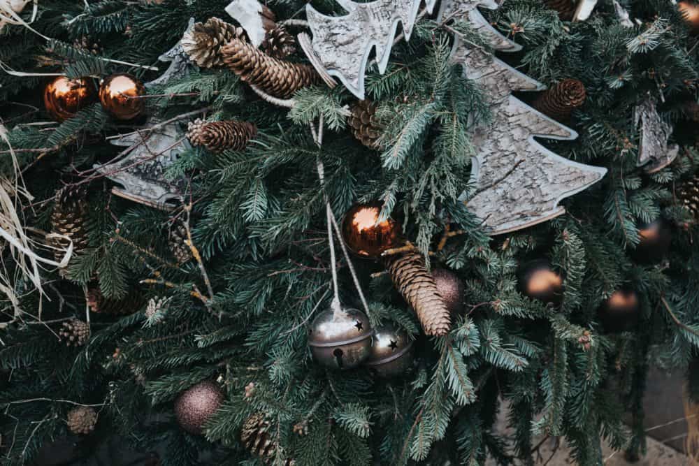 Christmas Decorating Tips For An Outdoor Tree 3